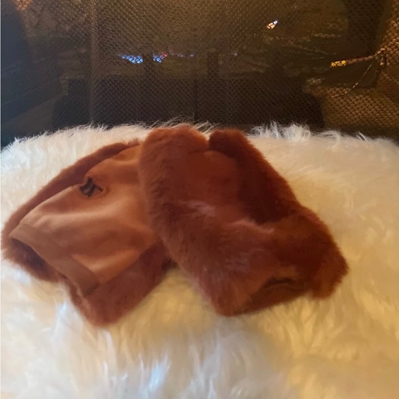 Accessories - Brown Faux Fur Mitts🔥
